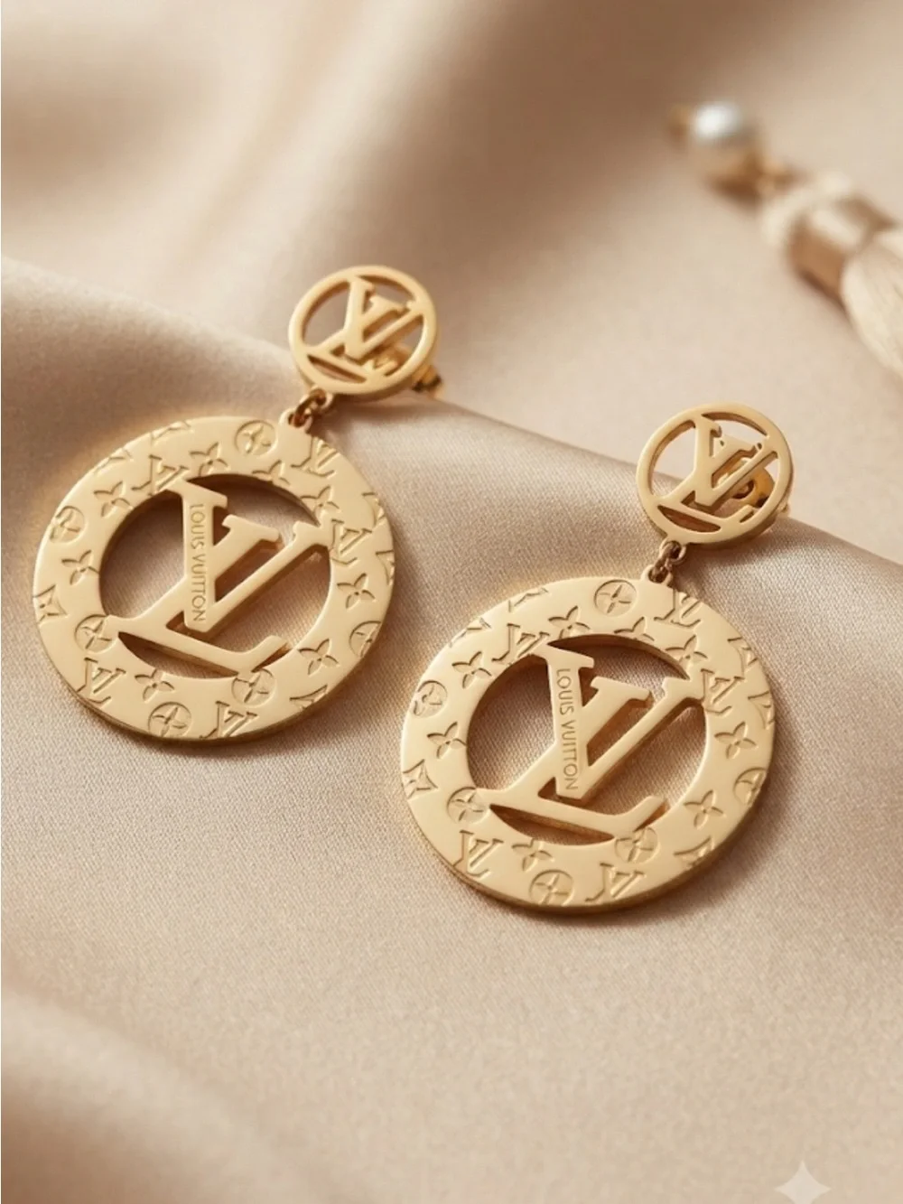Brand New ! Gold Monogram Circle Drop Earrings - Picture 1 of 4